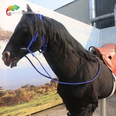 Een levensecht animatorisch paard met volledige lichaamsbewegingen en realistische vacht: een interactieve attractie met een savanna-thema