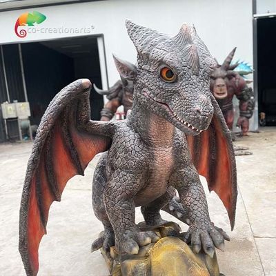 Realistische animatronische draak met gearticuleerde vleugels en gloeiende details voor meeslepende tentoonstellingen