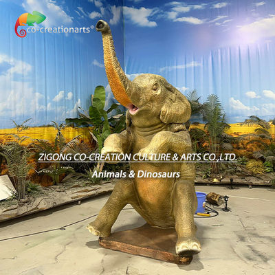 Realistische Animatronic Afrikaanse Olifant Standbeeld Die Water Spuit In Safari Omgeving
