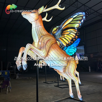 Majestueus verlicht hert met veelkleurige vlindervleugels | Festival lantaarnsculptuur