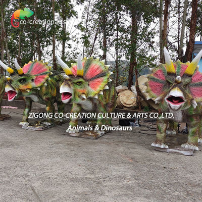 Realistisch Animatronic Triceratops Trio: Vibrant Frills & Roaring Motion in natuurlijke omgeving
