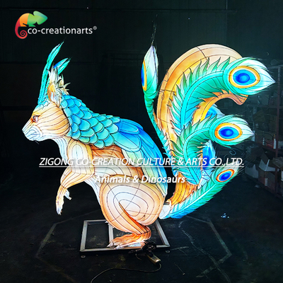Goede prijs. Reuzenverlichte eekhoornbeelden Lantern met een schitterende pauwvederstaart online